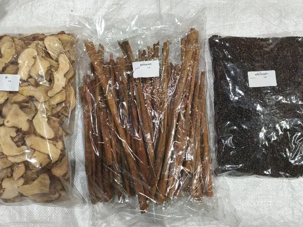 ภาพส่งสินค้าจริง: ข่าแห้ง + อบเชยเทศ + พริกไทยดำ (แพ็กถุงละ 1 กก. × 3 ถุง)